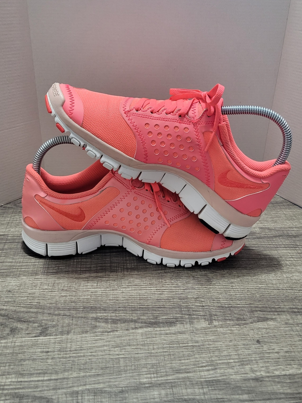 Nike Women’s Coral Pink Athletic Running Sneakers Size 7.5 - Picture 2 of 7